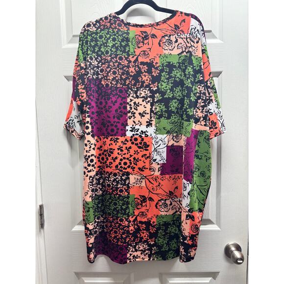 Lot of 4 Lularoe Women's Size 2X Soft & Stretchy Assorted Patterned T-Shirts - Picture 9 of 10